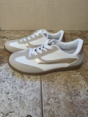 Maurices Womens White and Beige Sneakers with Metallic Gold Accent Size 8.5 M